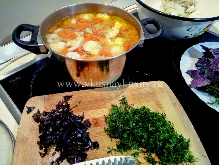 Режем укроп и базилик для супа с цветной капусты и картошки