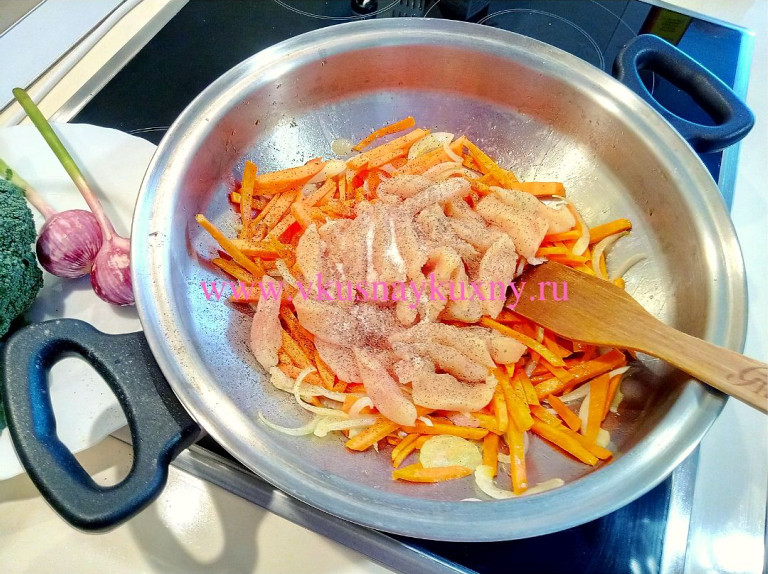 Солим и перчим куриное филе с луком и морковкой в сковороде