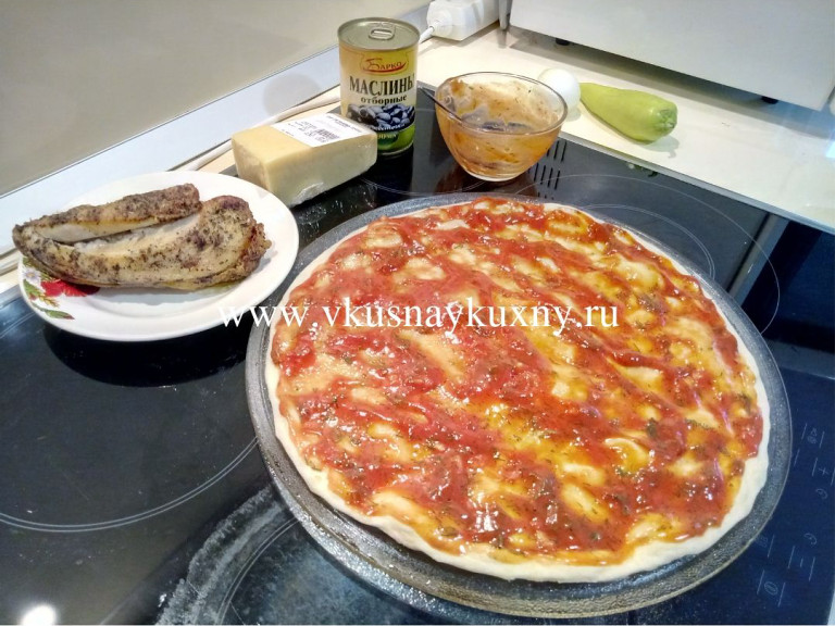 Заготовка для пиццы с томатным соусом сверху
