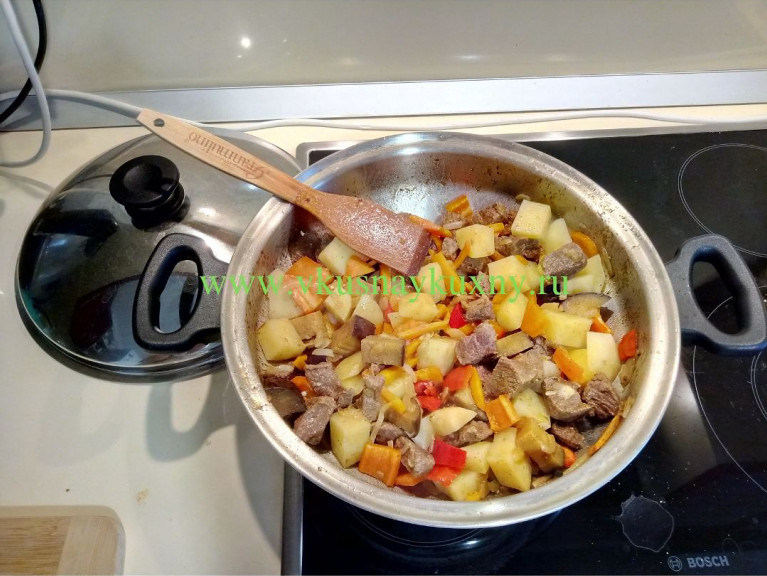 Рагу с мясом и овощами на сковороде с картошкой