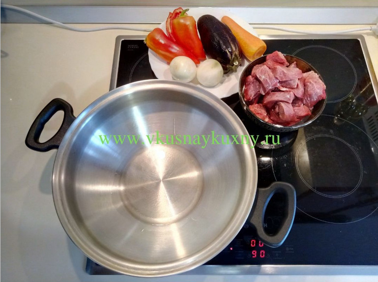 Разогреваем сковороду для обжарки мяса на растительном масле