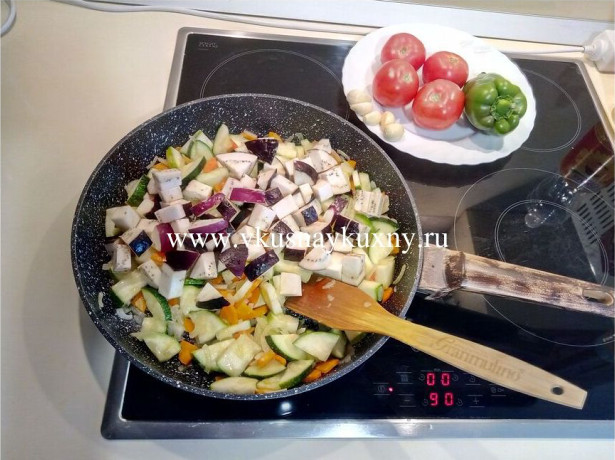 Добавляем к овощам в сковороду порезанный баклажан кусочками