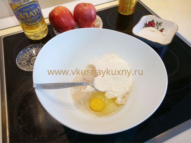 Смешиваем дрожжи, яйцо, муку и сахар на тесто для блинов с яблоками на сковороде