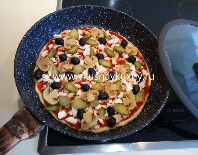 Вкусная пицца на сковороде за 10 минут с маслинами