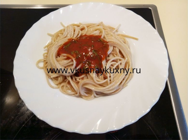 Как приготовить спагетти с томатной пастой и чесноком