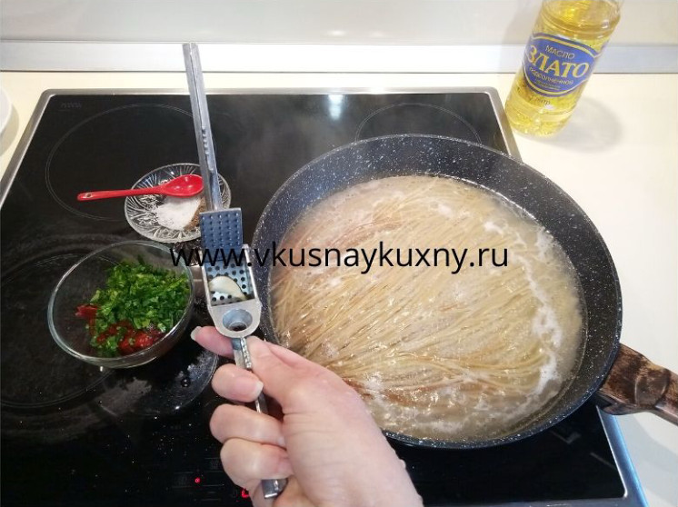 Спагетти с томатной пастой рецепт с чесноком