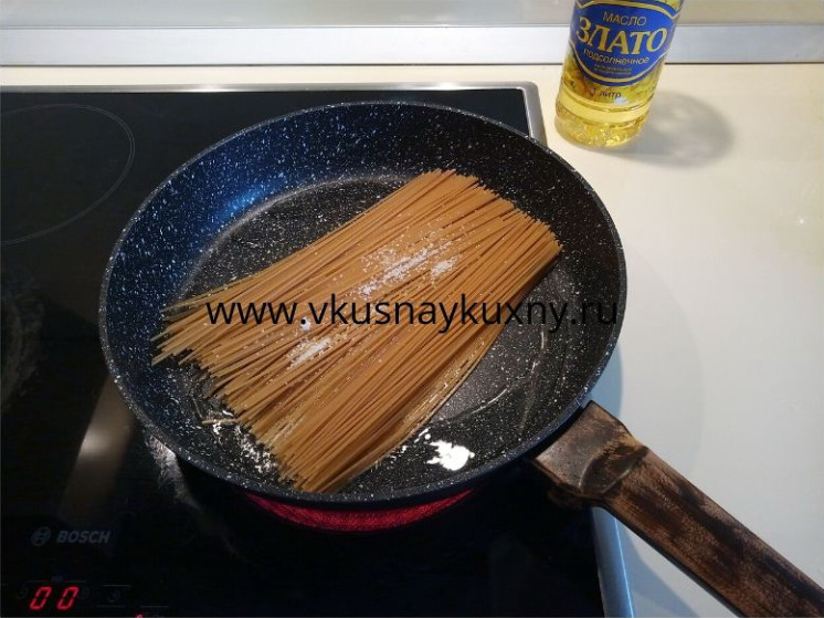 Жарим спагетти на растительном масле на сковороде
