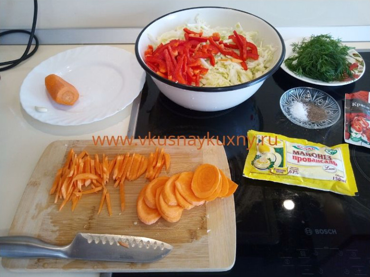 Режем морковь для салата соломкой