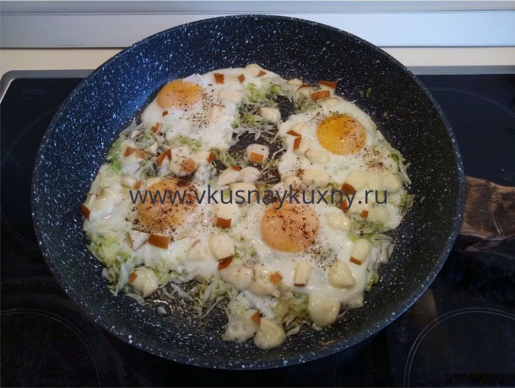Яйца с капустой на сковороде с сыром