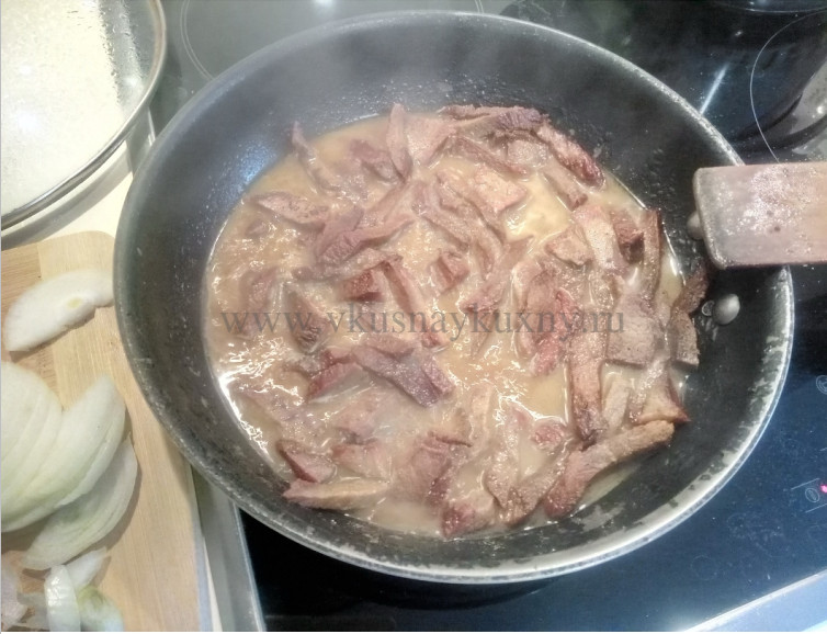 Тушим в воде жареное мясо на сковороде