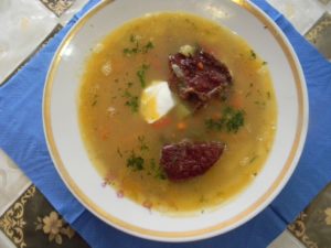 Суп гороховый с копченым мясом и картошкой и укропом