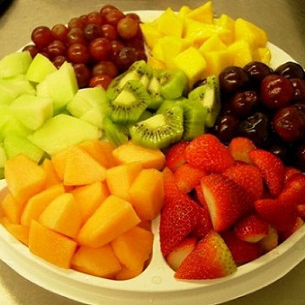 Целые фрукты на тарелке