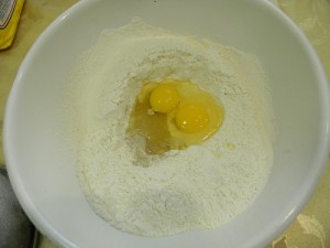 Мука, сухие дрожжи и яйца для замеса теста