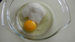 Яйцо с сахаром взбиваем