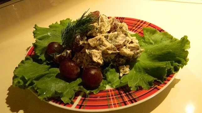 Вкусный салат с виноградом и куриным филе