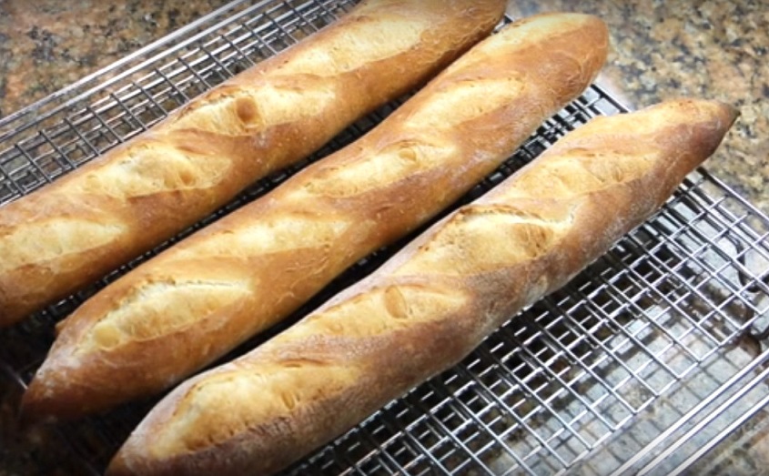 Багет испечь в духовке. Багет хлеб. Багет французский. Французский багет в духовке. Французский багет в домашних.