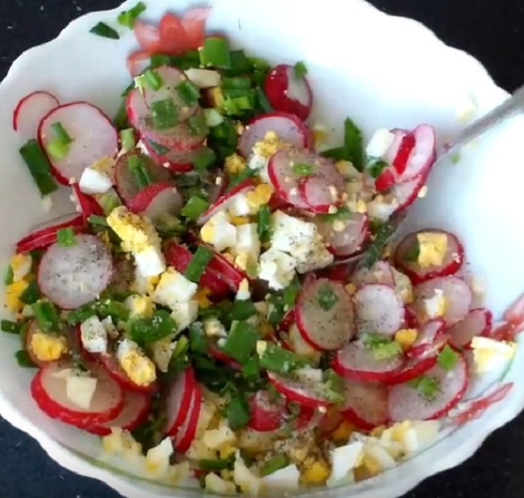 Салат с редиской и яйцом рецепт с зеленым луком