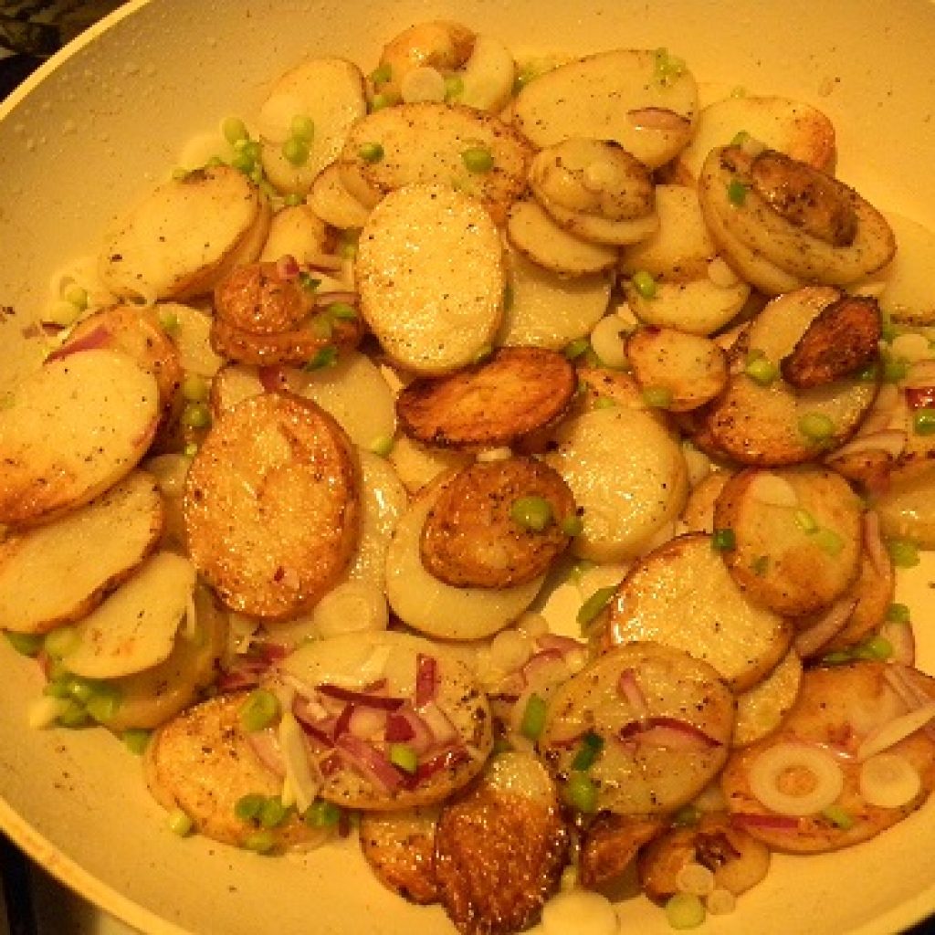 Жареная молодая картошка на сковороде