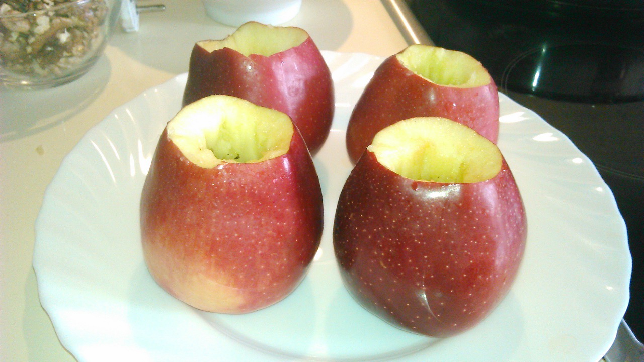 Яблоко, печеное в микроволновке - 6 пошаговых фото в рецепте
