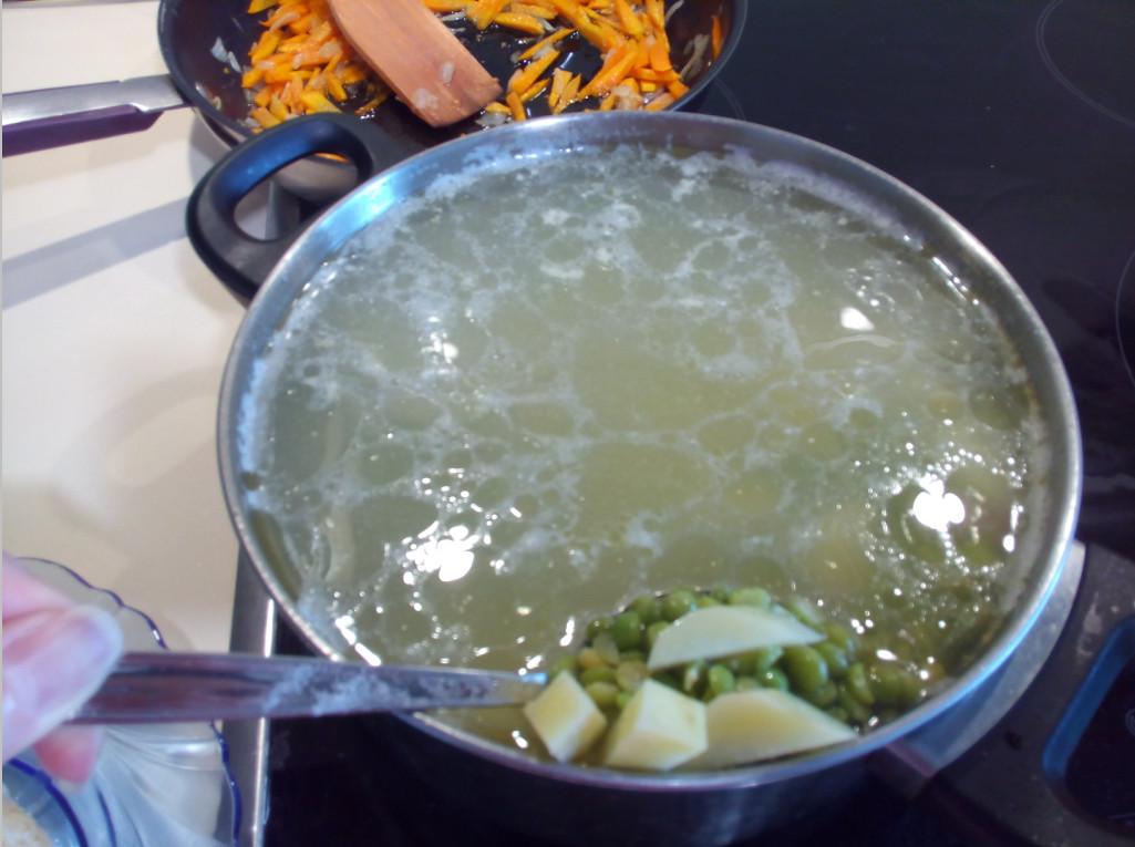 Как готовить гороховый суп с курицей в кастрюле