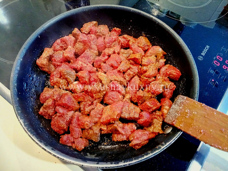 Мясо по абхазски. Мясо на сковороде по абх. Говядина по абхазски. Мясо по Абхазский. Мясо говядина по абхазски.