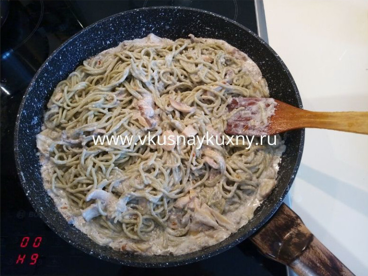 Рецепт спагетти с шампиньонами в сливках на сковороде