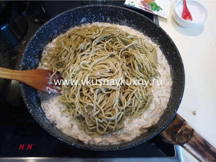 Шампиньоны со спагетти в сливочном соусе на сковороде