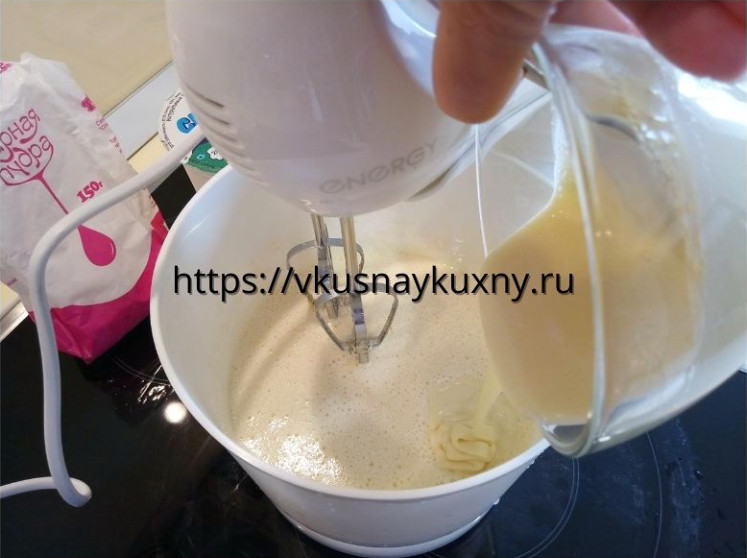Добавляем мёд с содой во взбитые яйца с сахаром в чашу миксера