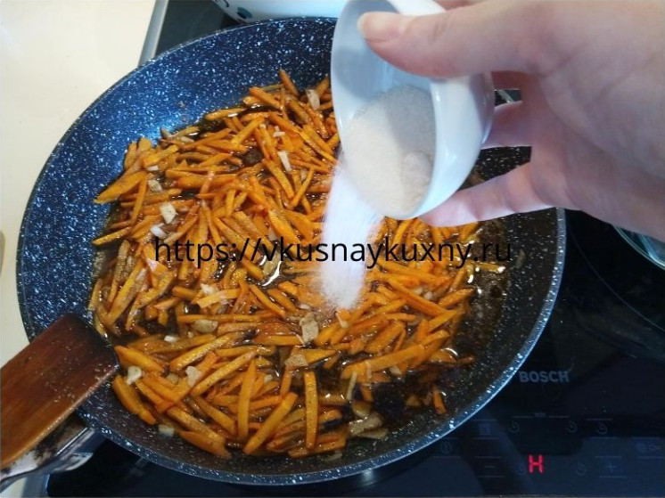 Добавляем сахар к моркови для корейского салата с чесноком