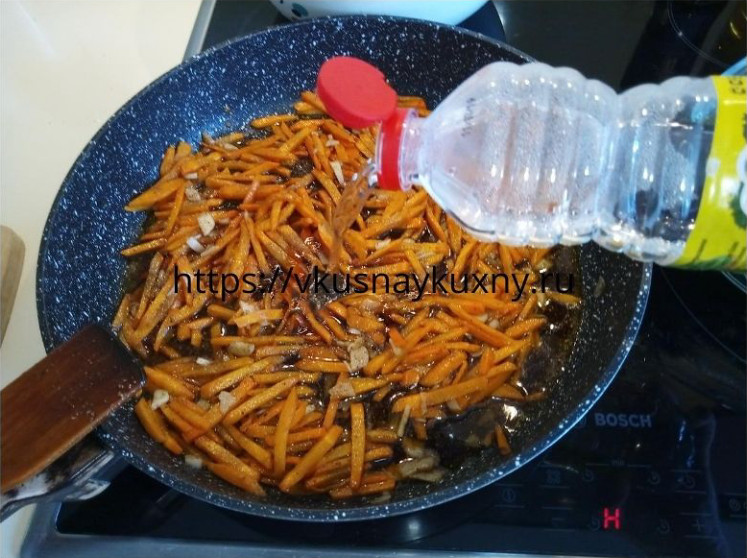 Добавляем уксус к моркови для корейского салата с чесноком