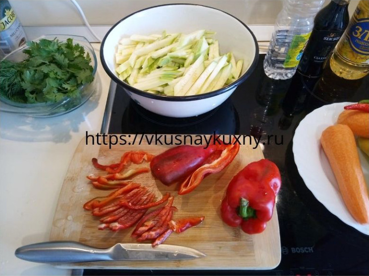 Нарезаем соломкой красный болгарский перец для корейского салата с чесноком