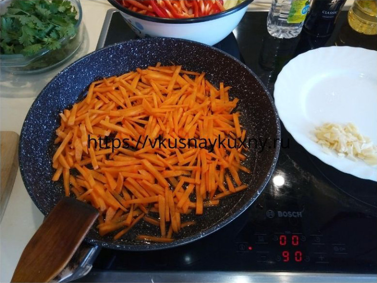 Слегка обжариваем морковь для корейского салата с чесноком