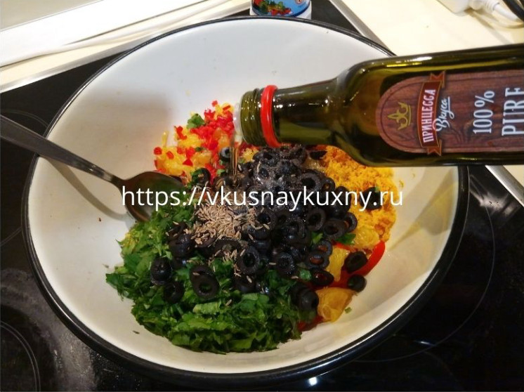Добавляем оливковое масло в салат с болгарским перцем и апельсином