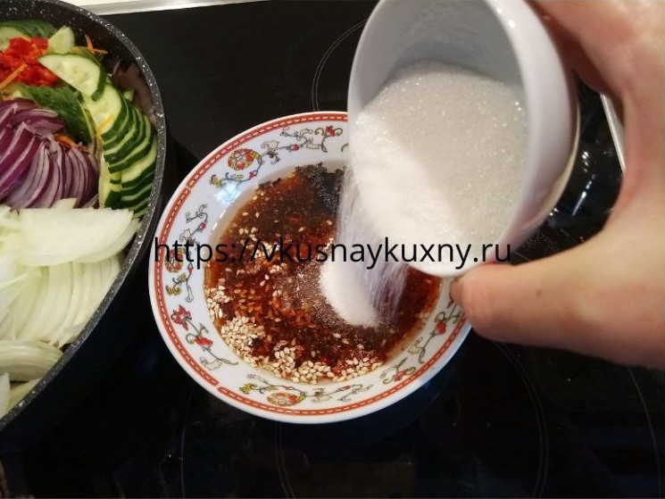 Добавляем сахар в маринад для баклажан по корейски в отдельной чаше