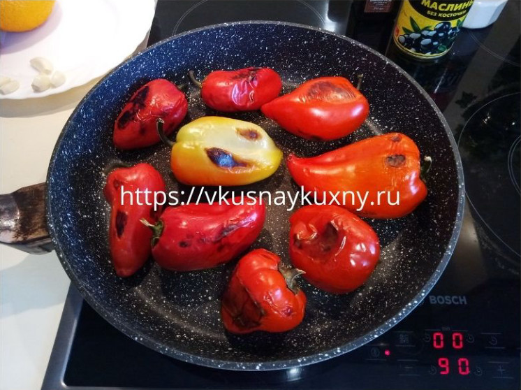 Обжаренные болгарские перцы на раскаленной сковороде до подгорелой корочки