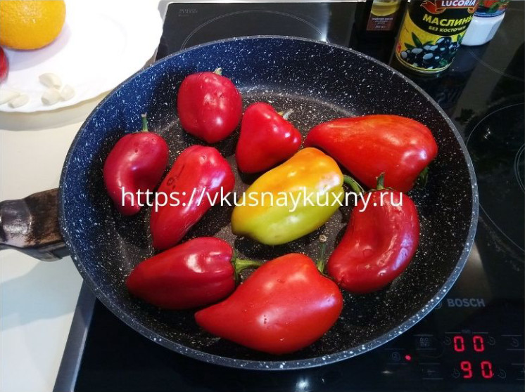 Обжариваем болгарские перцы на раскаленной сковороде до подгорелой корочки