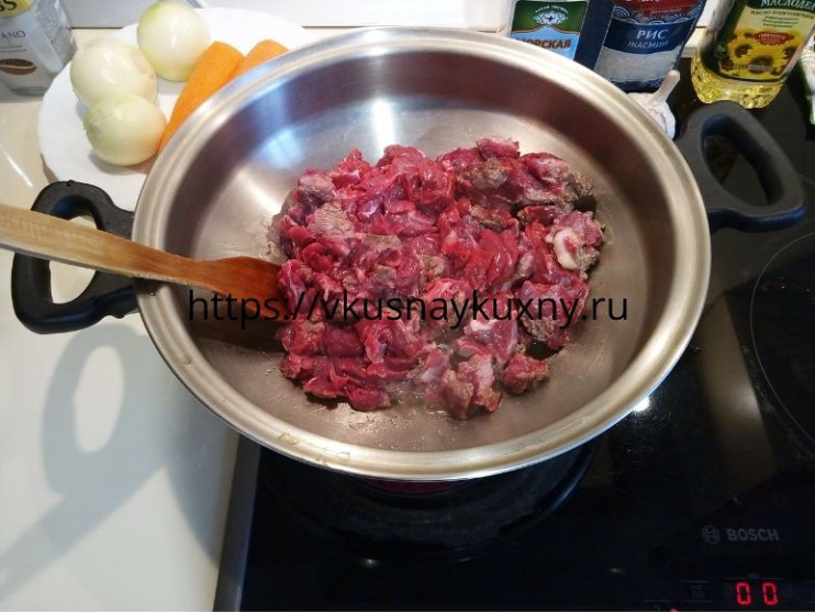 Обжарваем мясо для плова в сковороде ВОК на растительном масле
