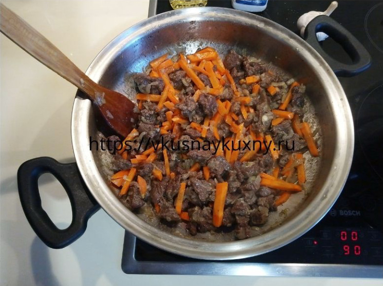 Тушим мясо с луком и морковью для плова две минуты