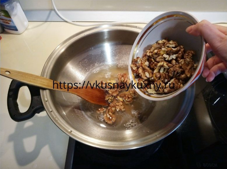 Добавляем грецкие орехи в медовый сироп в сковороду ВОК