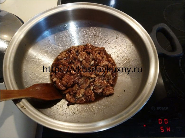 Грецкие орехи в уваренном медовом сиропе на сковороде ВОК