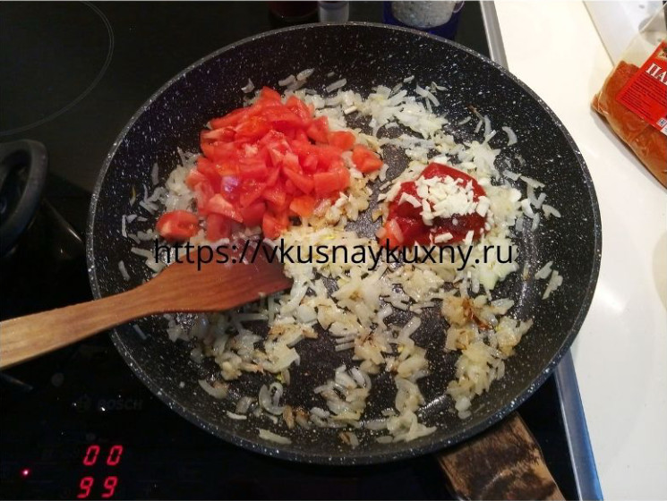 Тушим лук с томатной пастой и помидорами для супа харчо из говядины