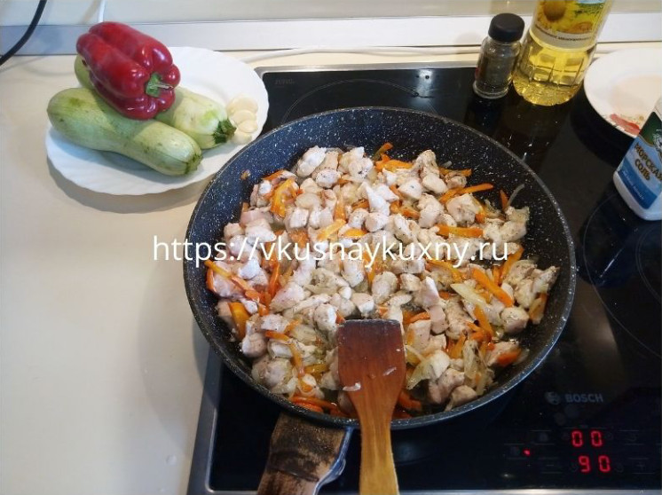 Готовить кабачок с филе куриным на сковороде