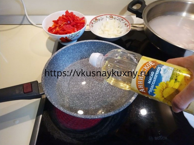 Наливаем растительное масло в сковороду для жарки