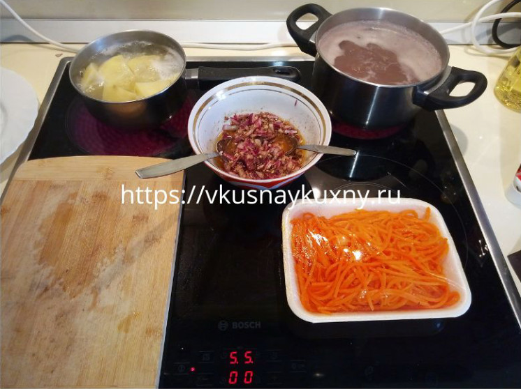 Салат с отварной фасолью и корейской морковью с кукурузой