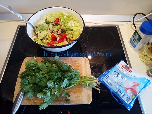 Салат пикантный рецепт с помидором и крабовым мясом