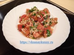 Салат с помидорами и кедровыми орехами