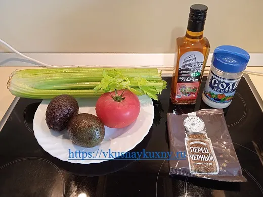 Быстрый салат с авокадо и сельдереем