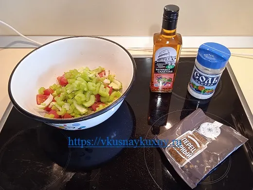 Салат с авокадо и маслом и сельдереем