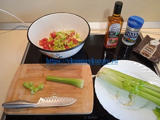 Вкусный салат с сельдереем и авокадо
